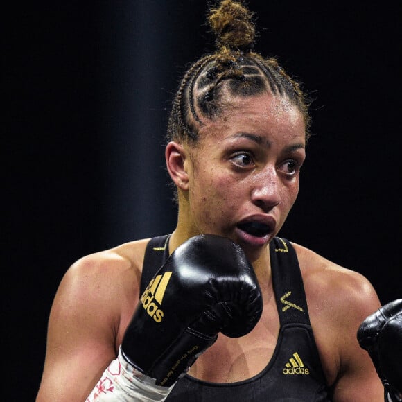 Estelle Yoka-Mossely s'est montrée meilleure technicienne et bat l'Allemande Verena Kaiser aux points lors des championne IBO des légers à la H Arena de Nantes, France, le 5 mars 2021. © Federico Pestellini/Panoramic/Bestimage