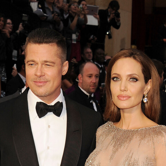 Brad Pitt porte plainte contre son ex-femme Angélina Jolie. Il l'accuse d'avoir enfreint les conditions d'un contrat signé concernant leur participation commune dans le domaine viticole de Miraval.