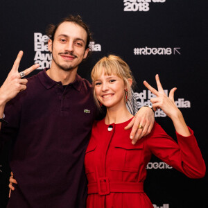 La chanteuse Angèle et son frère le rappeur Roméo Elvis (Roméo Van Laeken) lors de la 8ème édition des Red Bull Elektropedia Awards dans la salle de Flagey, à Bruxelles, Belgique, le 13 novembre 2018.