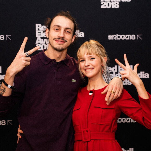 La chanteuse Angèle et son frère le rappeur Roméo Elvis (Roméo Van Laeken) lors de la 8ème édition des Red Bull Elektropedia Awards dans la salle de Flagey, à Bruxelles, Belgique, le 13 novembre 2018.
