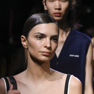 Emily Ratajkowski défile lors du défilé Miu Miu Collection Femme Prêt-à-porter Printemps/Eté 2023 lors de la Fashion Week de Paris (PFW), France, le 4 octobre 2022. 