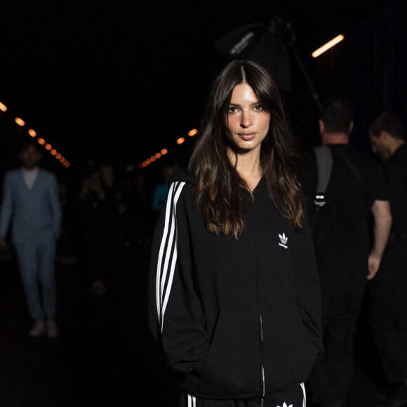 Emily Ratajkowski - Arrivées au défilé Balenciaga Collection Femme Prêt-à-porter Printemps/Eté 2023 lors de la Fashion Week de Paris (PFW), France, le 2 octobre 2022. Da Silva-Perusseau/Bestimage 