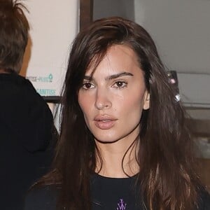 Emily Ratajkowski - Les célébrités quittent le défilé de JW Anderson lors de la Fashion Week à Londres, le 17 septembre 2022. 