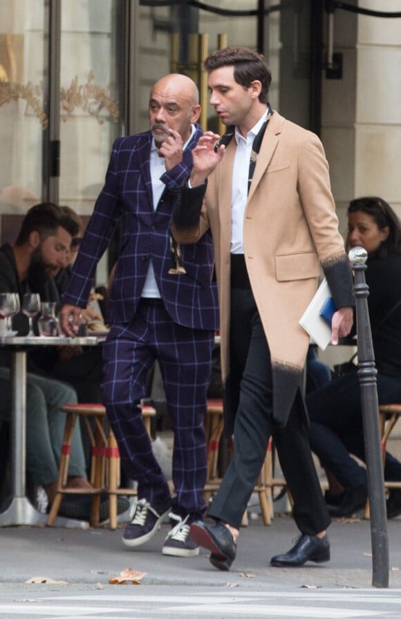 Exclusif - Le chanteur Mika et Christian Louboutin se promènent rue du Faubourg-Saint-Honoré à Paris le 2 octobre 2016.