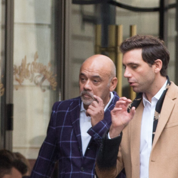 Exclusif - Le chanteur Mika et Christian Louboutin se promènent rue du Faubourg-Saint-Honoré à Paris le 2 octobre 2016.