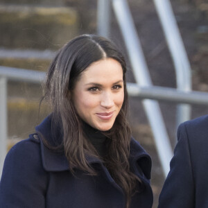 Meghan Markle, la fiancée du prince Harry à Nottingham le 1 er décembre 2017. Elle porte un sac à main de la marque écossaise Strathberry à 455 pounds. 