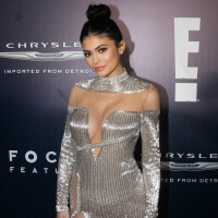Kylie Jenner ultra sexy en mini-robe pour un dîner en amoureux avec Travis Scott
