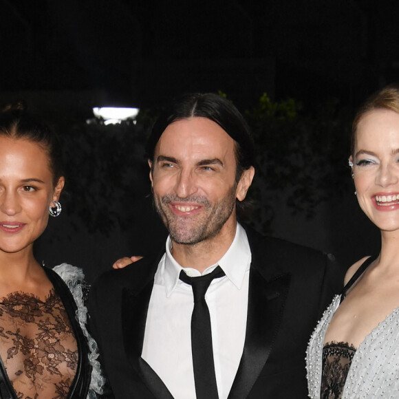 Alicia Vikander, Nicolas Ghesquière et Emma Stone - Photocall de la 2ème édition du gala annuel du musée de l'Académie à l'Academy Museum of Motion Pictures de Los Angeles, Californie, Etats-Unis, le 15 octobre 2022.