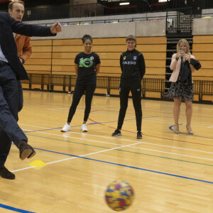 Le prince William, prince de Galles, visite la Copper Box Arena du Queen Elizabeth Olympic Park, pour participer à un événement avec Coach Core, qui fête ses 10 ans, à Londres, Royaume Uni, le 13 octobre 2022. 