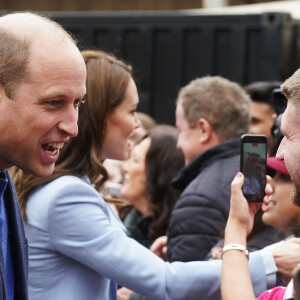 Le prince William, prince de Galles, et Catherine (Kate) Middleton, princesse de Galles, arrivent pour une visite au Trademarket, un nouveau marché de rue et de vente au détail en plein air situé dans le centre-ville de Belfast, Royaume Uni, le 6 octobre 2022. 