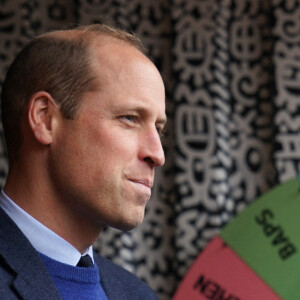 Le prince William, prince de Galles, et Catherine (Kate) Middleton, princesse de Galles, arrivent pour une visite au Trademarket, un nouveau marché de rue et de vente au détail en plein air situé dans le centre-ville de Belfast, Royaume Uni, le 6 octobre 2022. 