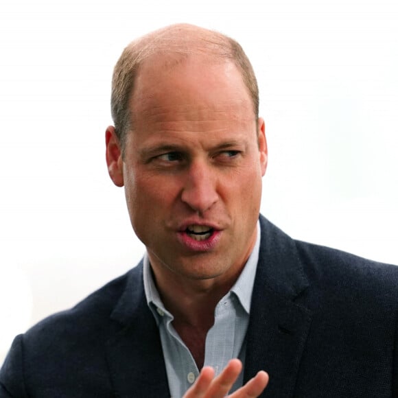 Le prince William, prince de Galles rencontre des enfants à l'occasion du 10ème anniversaire du centre national de football du parc St George le 5 octobre 2022. 