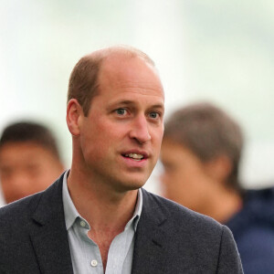 Le prince William, prince de Galles rencontre des enfants à l'occasion du 10ème anniversaire du centre national de football du parc St George le 5 octobre 2022. 