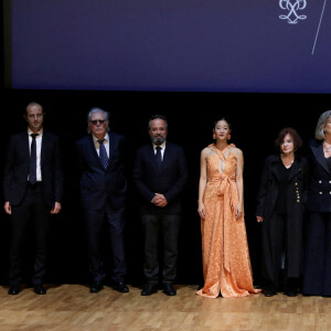 York Holler, Alessandro Petti, Christine Sun Kim, Vénus Khoury Ghata, la princesse Caroline de Hanovre, sa fille, Charlotte Casiraghi, Philippe Descola, Thomas Louis et Marie Vingtras - Cérémonie de proclamation de l'édition 2022 des Prix de la Fondation Prince Pierre à l'opéra Garnier à Monaco, le 11 octobre 2022. Le palmarès 2022 est : le Tremplin Musical 2022 pour Kyiv Symphony Orchestra, le Coup de Coeur des Jeunes Mélomanes 2022 va à York Holler pour son oeuvre Viola Concerto (2016-2017), le Prix Littéraire 2022 est décerné à Vénus Khoury Ghata, la Bourse de la Découverte 2022 va à Thomas Louis, pour son roman Les chiens de faïence (éditions de la Martinière), le Coup de Coeur des Lycéens 2022 à Marie Vingtras, pour son roman Blizzard (éditions de l'Olivier), le Prix International d'Art Contemporain pour Christine Sun Kim, pour son oeuvre The Star Spangled Banner (2020), la Bourse de Recherche pour l'Art Contemporain va à DARR - Decolonizing Architecture Art Research (Sandi Hilal et Alessandro Petti), et le Prix de la Principauté, en partenariat avec les Rencontres Philosophiques de Monaco et la Fondation Prince Pierre va à Philippe Descola, pour l'ensemble de son oeuvre. © Jean-François Ottonello/Nice-Matin/Bestimage
