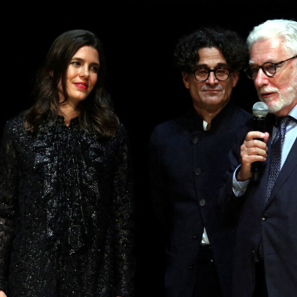 Charlotte Casiraghi avec Le prix de la Principauté, décerné conjointement par les Rencontres Philosophiques et la Fondation Pierre de Monaco, remis à Philippe Descola, pour l'ensemble de son oeuvre philosophique - Cérémonie de proclamation de l'édition 2022 des Prix de la Fondation Prince Pierre à l'opéra Garnier à Monaco, le 11 octobre 2022. Le palmarès 2022 est : le Tremplin Musical 2022 pour Kyiv Symphony Orchestra, le Coup de Coeur des Jeunes Mélomanes 2022 va à York Holler pour son oeuvre Viola Concerto (2016-2017), le Prix Littéraire 2022 est décerné à Vénus Khoury Ghata, la Bourse de la Découverte 2022 va à Thomas Louis, pour son roman Les chiens de faïence (éditions de la Martinière), le Coup de Coeur des Lycéens 2022 à Marie Vingtras, pour son roman Blizzard (éditions de l'Olivier), le Prix International d'Art Contemporain pour Christine Sun Kim, pour son oeuvre The Star Spangled Banner (2020), la Bourse de Recherche pour l'Art Contemporain va à DARR - Decolonizing Architecture Art Research (Sandi Hilal et Alessandro Petti), et le Prix de la Principauté, en partenariat avec les Rencontres Philosophiques de Monaco et la Fondation Prince Pierre va à Philippe Descola, pour l'ensemble de son oeuvre. © Jean-François Ottonello/Nice-Matin/Bestimage