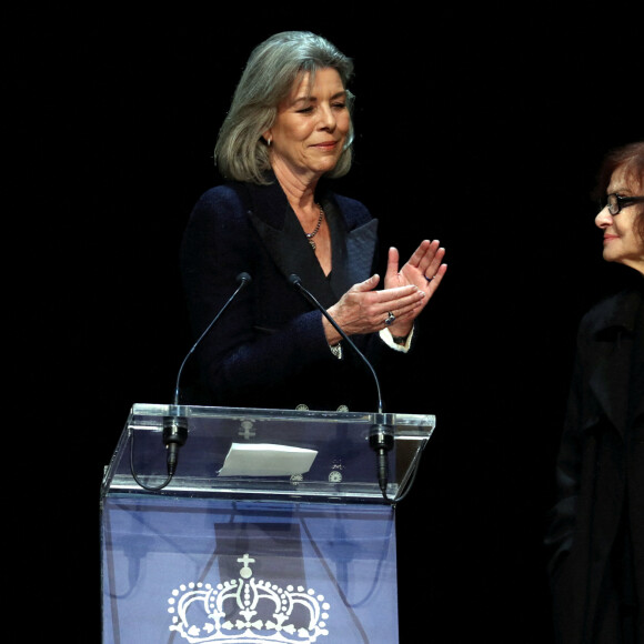 Le Prix Littéraire : Vénus Khoury-Ghata, pour l'ensemble de son oeuvre remis par la princesse Caroline de Hanovre - Cérémonie de proclamation de l'édition 2022 des Prix de la Fondation Prince Pierre à l'opéra Garnier à Monaco, le 11 octobre 2022. Le palmarès 2022 est : le Tremplin Musical 2022 pour Kyiv Symphony Orchestra, le Coup de Coeur des Jeunes Mélomanes 2022 va à York Holler pour son oeuvre Viola Concerto (2016-2017), le Prix Littéraire 2022 est décerné à Vénus Khoury Ghata, la Bourse de la Découverte 2022 va à Thomas Louis, pour son roman Les chiens de faïence (éditions de la Martinière), le Coup de Coeur des Lycéens 2022 à Marie Vingtras, pour son roman Blizzard (éditions de l'Olivier), le Prix International d'Art Contemporain pour Christine Sun Kim, pour son oeuvre The Star Spangled Banner (2020), la Bourse de Recherche pour l'Art Contemporain va à DARR - Decolonizing Architecture Art Research (Sandi Hilal et Alessandro Petti), et le Prix de la Principauté, en partenariat avec les Rencontres Philosophiques de Monaco et la Fondation Prince Pierre va à Philippe Descola, pour l'ensemble de son oeuvre. © Jean-François Ottonello/Nice-Matin/Bestimage
