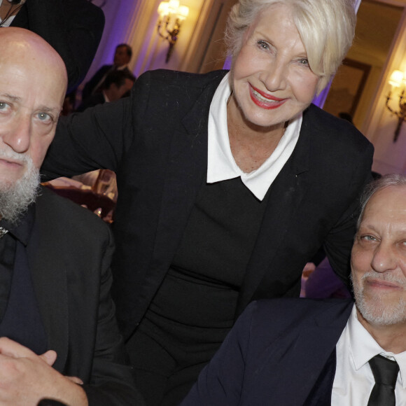 Charlélie Couture avec son frère Tom Novembre et Danièle Gilbert - L'association Citéstars fête son 24e anniversaire lors du dîner de gala de la 3e cérémonie des étoiles d'or dans les salons de l'hôtel Intercontinental à Paris. Le 16 octobre 2022. © Cédric Perrin/Bestimage