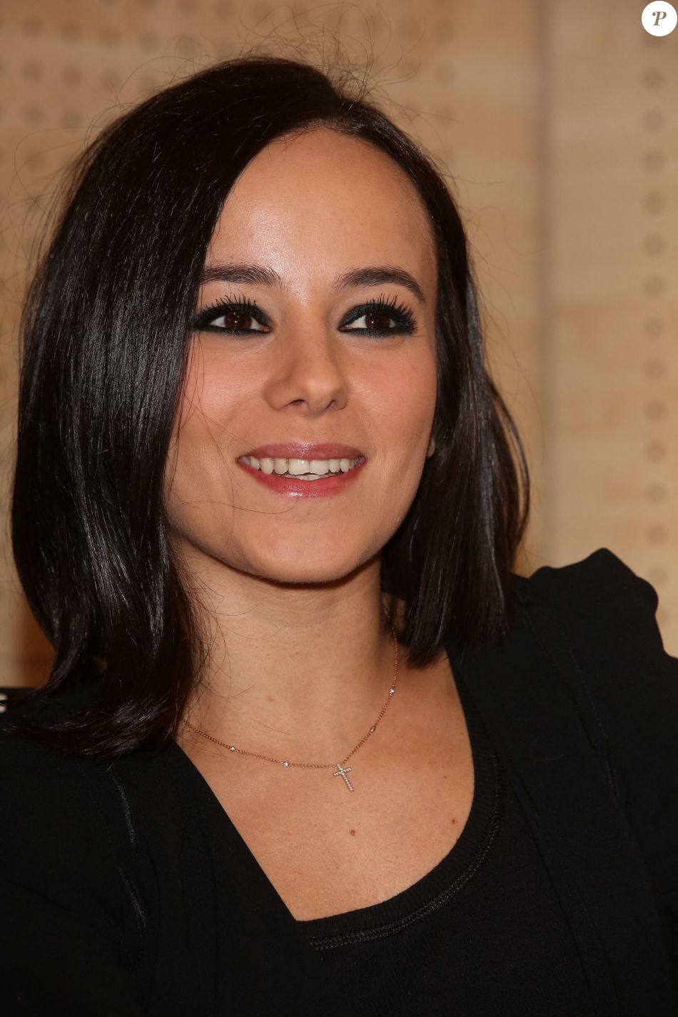 Dedicace De La Chanteuse Alizee A Loccasion De La Sortie De Son Nouvel