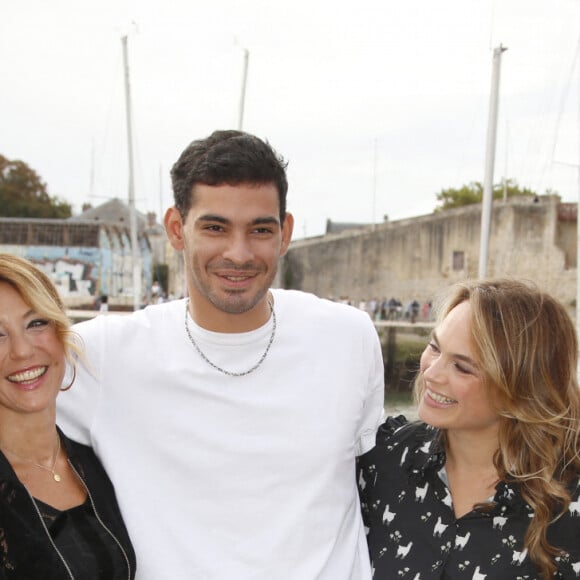 Benjamin Bourgois, Emma Colberti, Aissam Medhem, Mélanie Maudran, Fabrice Deville "Un si grand soleil" - Photocall lors du Festival de la Fiction de La Rochelle. Le 18 septembre 2021 © Christophe Aubert via Bestimage