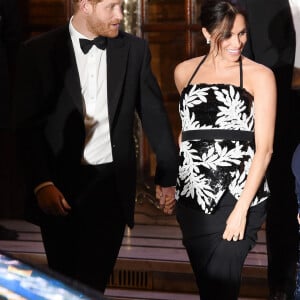 Le prince Harry, duc de Sussex, et Meghan Markle (enceinte), duchesse de Sussex quittent la soirée Royal Variety Performance à Londres le 19 novembre 2018. 