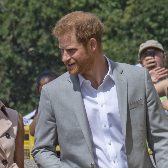 Le prince Harry, duc de Sussex et Meghan Markle, duchesse de Sussex lors de leur visite de l'exposition commémorative de la naissance de Nelson Mandela au centre Southbank à Londres le 17 juillet 2018 