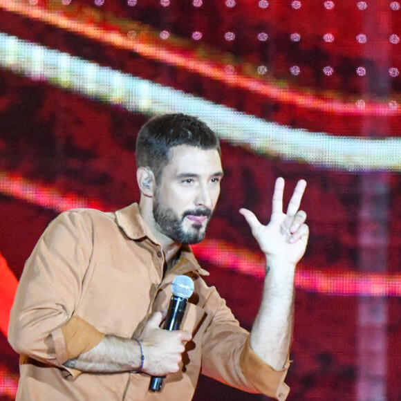 Jérémy Frerot, Nikos Aliagas - Enregistrement de l'émission "La Chanson de l'Année 2022" à Toulon, diffusée le 4 juin sur TF1. © Bruno Bebert-Jean-René Santini / Bestimage.