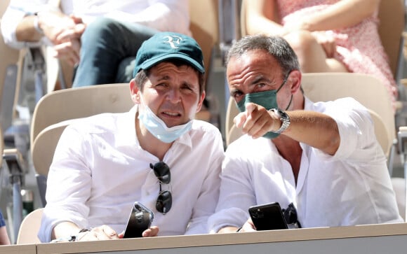 Thomas Sotto et Nikos Aliagas dans les tribunes des Internationaux de France de Roland Garros à Paris le 11 juin 2021. © Dominique Jacovides / Bestimage.