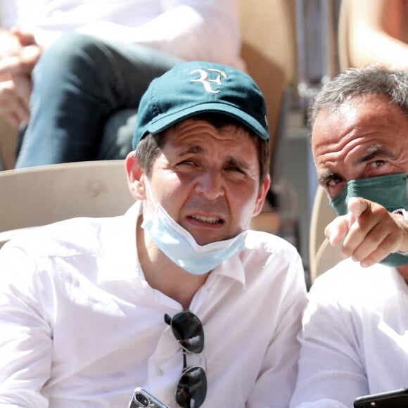 Thomas Sotto et Nikos Aliagas dans les tribunes des Internationaux de France de Roland Garros à Paris le 11 juin 2021. © Dominique Jacovides / Bestimage.