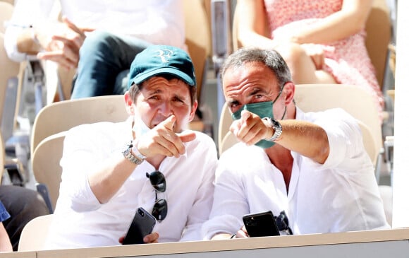 Thomas Sotto et Nikos Aliagas dans les tribunes des Internationaux de France de Roland Garros à Paris le 11 juin 2021. © Dominique Jacovides / Bestimage.