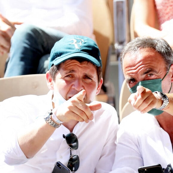 Thomas Sotto et Nikos Aliagas dans les tribunes des Internationaux de France de Roland Garros à Paris le 11 juin 2021. © Dominique Jacovides / Bestimage.