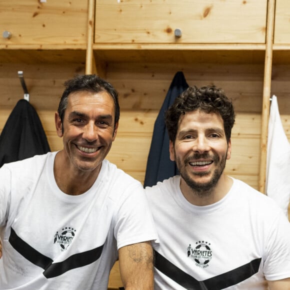 Exclusif - Robert Pires et Redouane Bougheraba - Backstage du match de football caritatif du Variétés Club de France contre les légendes des Avirons Bayonnais au profit des associations "Pièces Jaunes" et "Centre Hospitalier de la Côte Basque - Service Pédiatrie" à Bayonne le 19 octobre 2022. 12.000 € ont été récoltés après la victoire du Variétés 2-1 contre les légendes des Avirons Bayonnais. © Pierre Perusseau/Bestimage