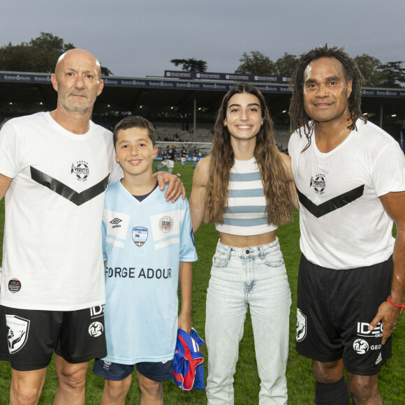 Fabien Barthez et Christian Karembeu - Match de football caritatif du Variétés Club de France contre les légendes des Avirons Bayonnais au profit des associations "Pièces Jaunes" et "Centre Hospitalier de la Côte Basque - Service Pédiatrie" à Bayonne le 19 octobre 2022. 12.000 € ont été récoltés après la victoire du Variétés 2-1 contre les légendes des Avirons Bayonnais. © Pierre Perusseau/Bestimage