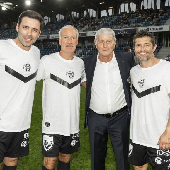 Dimitri Yachvili, Didier Deschamps, Jean-Michel Larqué et Bixente Lizarazu - Match de football caritatif du Variétés Club de France contre les légendes des Avirons Bayonnais au profit des associations "Pièces Jaunes" et "Centre Hospitalier de la Côte Basque - Service Pédiatrie" à Bayonne le 19 octobre 2022. 12.000 € ont été récoltés après la victoire du Variétés 2-1 contre les légendes des Avirons Bayonnais. © Pierre Perusseau/Bestimage