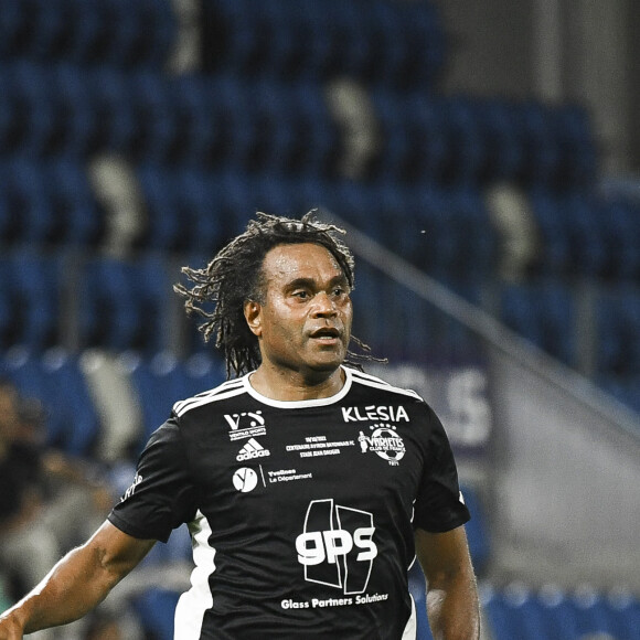 Christian Karembeu - Match de football caritatif du Variétés Club de France contre les légendes des Avirons Bayonnais au profit des associations "Pièces Jaunes" et "Centre Hospitalier de la Côte Basque - Service Pédiatrie" à Bayonne le 19 octobre 2022. 12.000 € ont été récoltés après la victoire du Variétés 2-1 contre les légendes des Avirons Bayonnais. © Pierre Perusseau/Bestimage