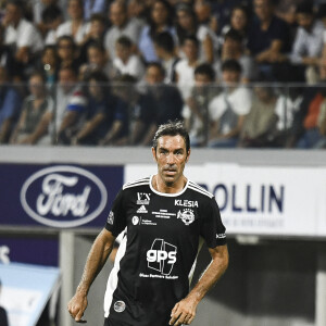 Robert Pires - Match de football caritatif du Variétés Club de France contre les légendes des Avirons Bayonnais au profit des associations "Pièces Jaunes" et "Centre Hospitalier de la Côte Basque - Service Pédiatrie" à Bayonne le 19 octobre 2022. 12.000 € ont été récoltés après la victoire du Variétés 2-1 contre les légendes des Avirons Bayonnais. © Pierre Perusseau/Bestimage