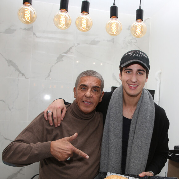 Semi-exclusif - Samy Naceri et son fils Julian Naceri - Julian Naceri (ils de l'acteur S. Naceri) inaugure son restaurant "Bagel N Fries" à Paris, France, le 28 novembre 2017. © Denis Guignebourg/Bestimage 