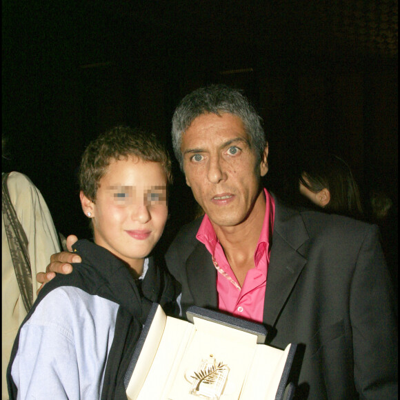 Samy Naceri et son fils Julian - L'acteur reçoit le prix d'interprétation remporté au festival de Cannes en 2006 - Première du film "Indigènes" de Rachid Bouchareb à l'UGC Normandie sur les Champs Elysées à Paris le 25 septembre 2006