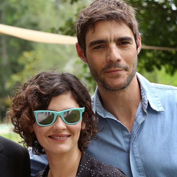 Audrey Tautou et son compagnon Yann Le Bourbouac'h - Inauguration du nouveau chai du Château Les Carmes Haut-Brion dessiné par Philippe Starck et Luc-Arsène Henry à Bordeaux le 24 juin 2016. Le domaine, qui produit des crus de Pessac-Léognan, est la propriété du groupe immobilier Pichet. Ce nouveau chai a une surface de 2000 mètres carrés sur quatre niveaux et représente un investissement de neufs millions d'euros. © Patrick Bernard / Quentin Salinier / Bestimage 