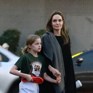 Angelina Jolie est allée chercher sa fille Vivienne à son cours d'arts martiaux à Los Angeles. Vivienne porte fièrement sa ceinture rouge et tiens la main de sa mère. Le 28 janvier 2019 