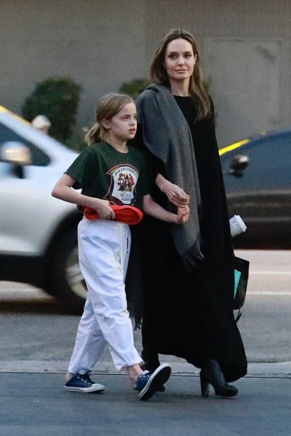 Angelina Jolie est allée chercher sa fille Vivienne à son cours d'arts martiaux à Los Angeles. Vivienne porte fièrement sa ceinture rouge et tiens la main de sa mère. Le 28 janvier 2019 