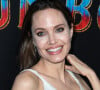 Angelina Jolie porte une robe Atelier Versace à l'avant première mondiale du film Dumbo au The Ray Dolby Ballroom and El Capitan Theatre, Hollywood