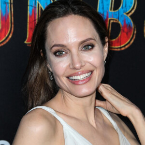 Angelina Jolie porte une robe Atelier Versace à l'avant première mondiale du film Dumbo au The Ray Dolby Ballroom and El Capitan Theatre, Hollywood