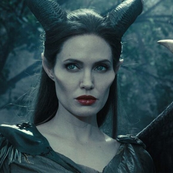 Première photo et poster pour le prochain film Maleficent avec Angelina Jolie qui sortira le 18 octobre 2019. 