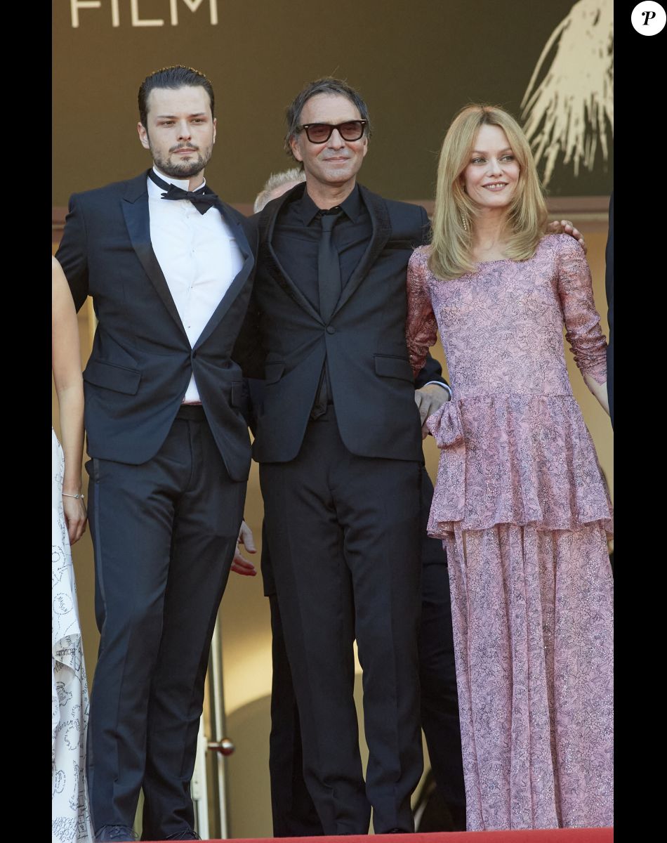 Jules Benchetrit, Samuel Benchetrit, Vanessa Paradis - Montée des marches du film " De son vivant " lors du 74ème Festival International du Film de Cannes © Borde-Jacovides-Moreau / Bestimage