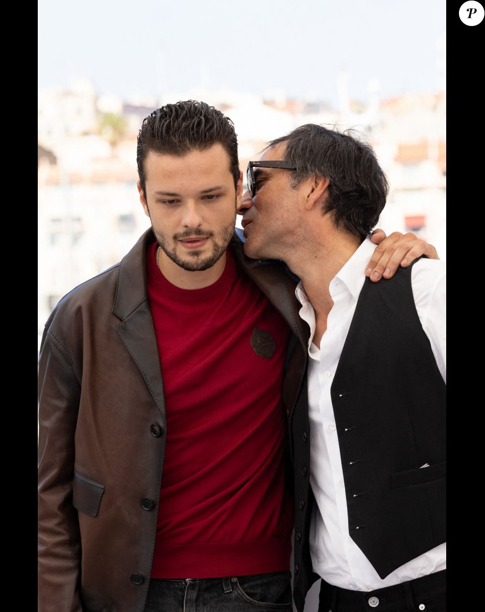 Jules Benchetrit (fils de Samuel Benchetrit et Marie Trintignant), Samuel Benchetrit (réalisateur) au photocall du film Cette musique ne joue pour personne (Cannes première) lors du 74ème festival international du film de Cannes le 10 juillet 2021 © Borde / Jacovides / Moreau / Bestimage