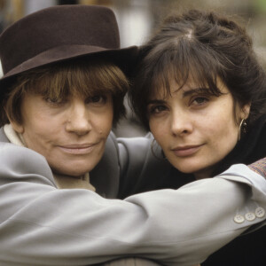 À Paris, Nadine Trintignant et sa fille Marie Trintignant le 15 avril 1994.
