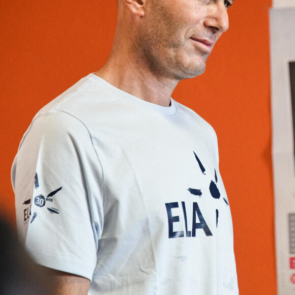 Zinedine Zidane lors de la lecture de la dictée ELA aux élèves de la 6ème F du collège Henri Barnier à Marseille le 18 octobre 2022.