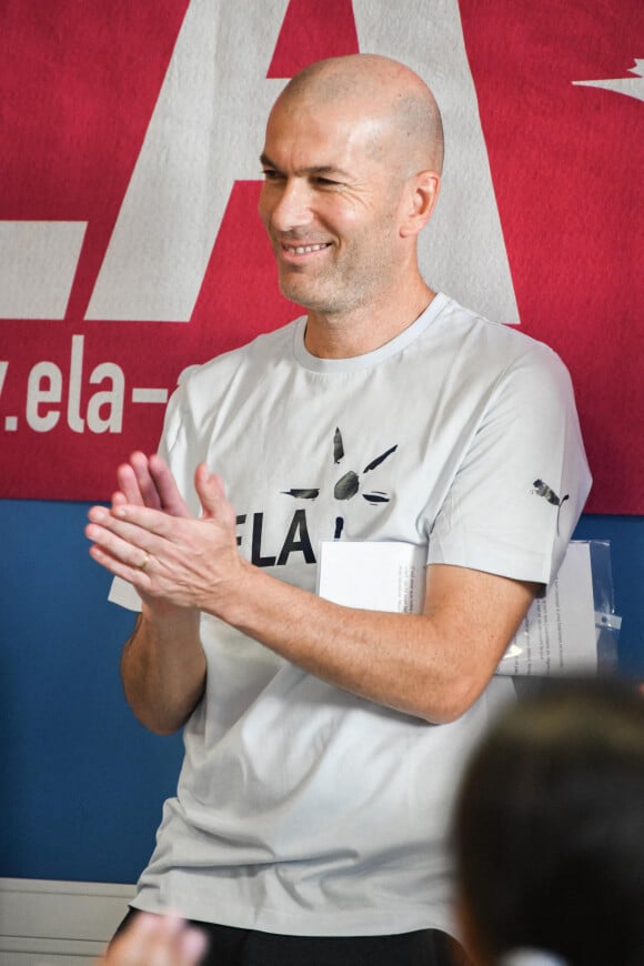 Zinedine Zidane lors de la lecture de la dictée ELA aux élèves de la 6ème F du collège Henri Barnier à Marseille le 18 octobre 2022.