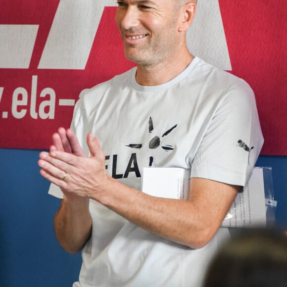 Zinedine Zidane lors de la lecture de la dictée ELA aux élèves de la 6ème F du collège Henri Barnier à Marseille le 18 octobre 2022.