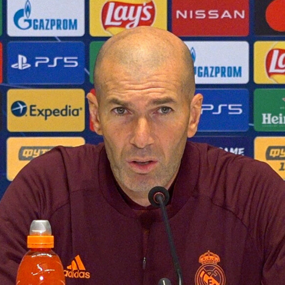 Zinedine Zidane donne une conférence de presse à Kiev avant le match de football de ligue des Champions (Champions league) entre le Real Madrid et Chakhtar Donetsk le 1er décembre 2020.